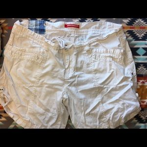 Adorable white baggy Unionbay shorts